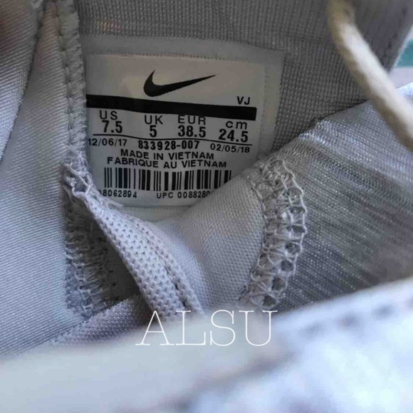 NWT Nike Roshe One PRM Pure Platinum W AUTHENTIC - Picture 7 of 7